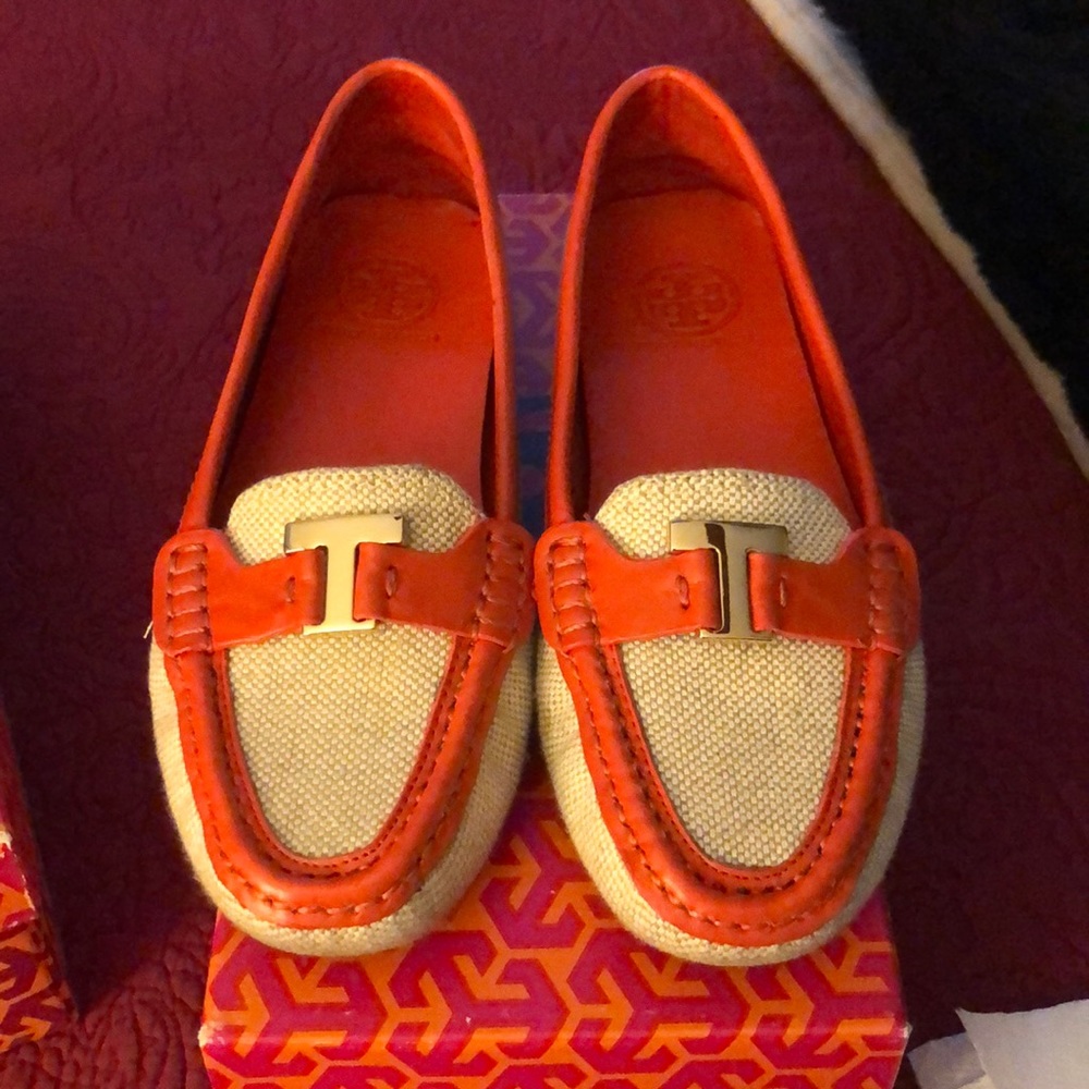 Tory Burch logo driving shoe flats.